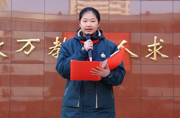 3李雨旋同学主持升旗仪式